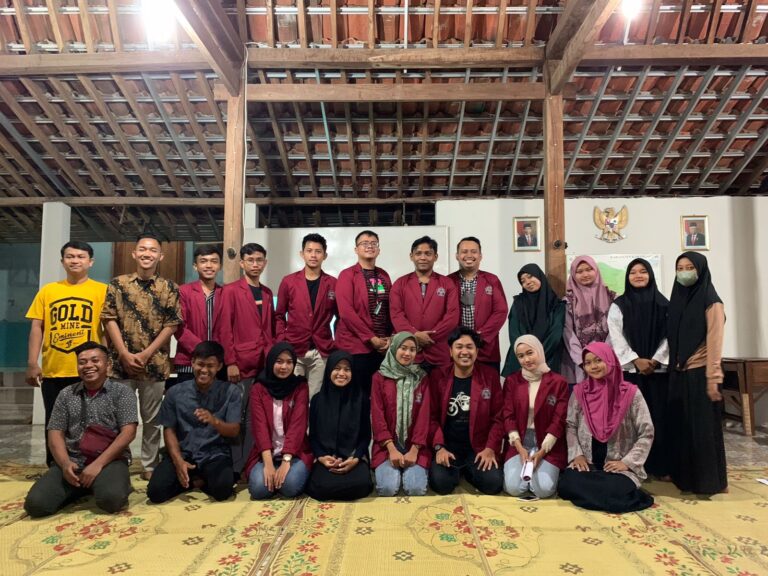 Bijak-Bermedia-Sosial-Di-Berikan-Pemahaman-KKN-UNISRI-Di-Gondangrejo