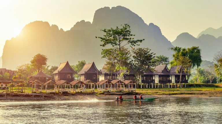 kota-vang-vieng-keindahan-alam-dan-pesona-budaya-laos