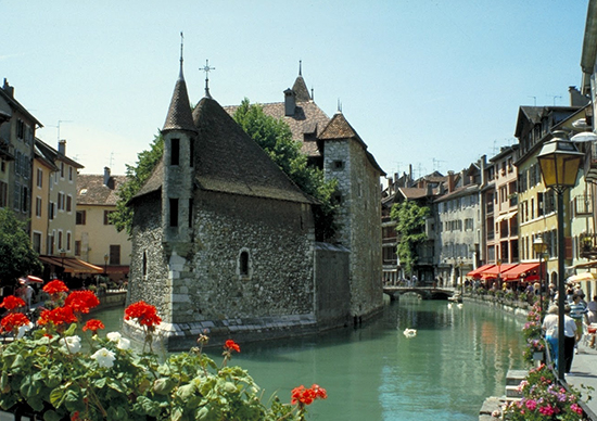 kota-annecy-keindahan-alam-dan-warisan-budaya-di-prancis